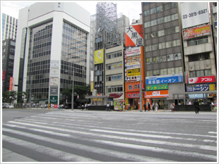 目の前の大きな横断歩道を渡ってください。